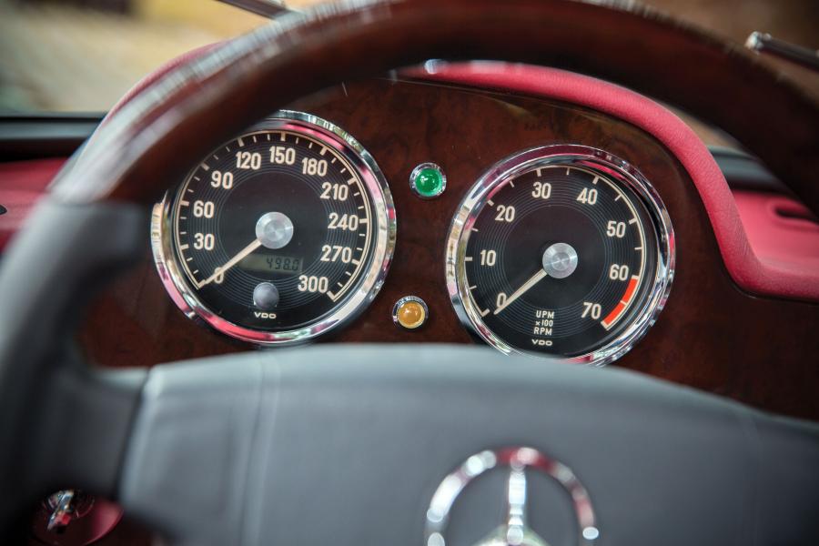  Mercedes-Benz 300 SL AMG 1996 года  (фото 10 из 15)